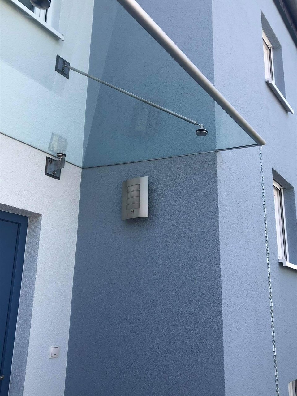 Geschützter Eingang durch Glasvordächer